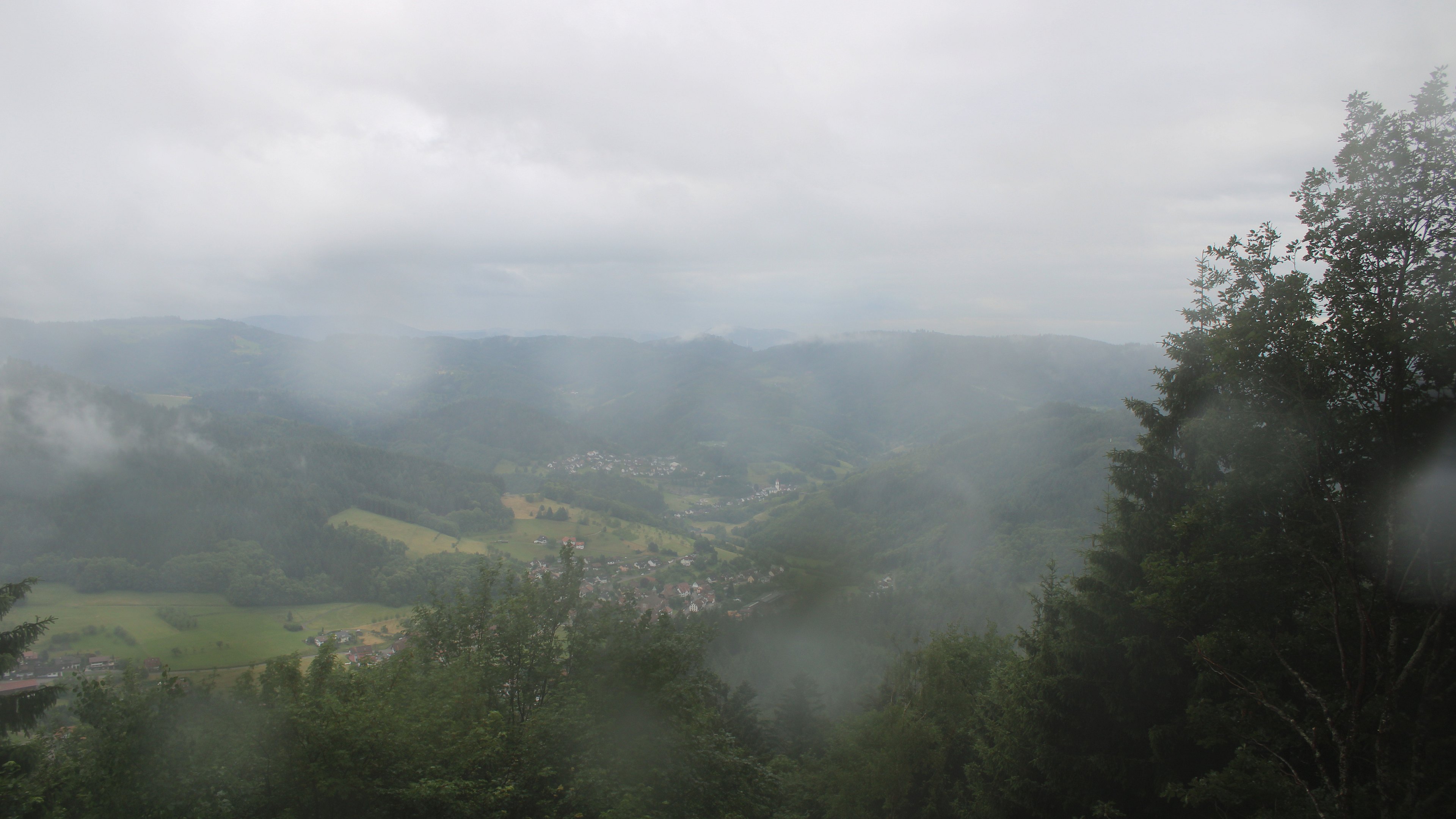 Dieses Bild zeigt eine Webcam-Aufnahme vom Achertal, aufgenommen am Freitag, den 12.06.2026 um 19:30 Uhr. Die Temperatur betrug 12.7°C.