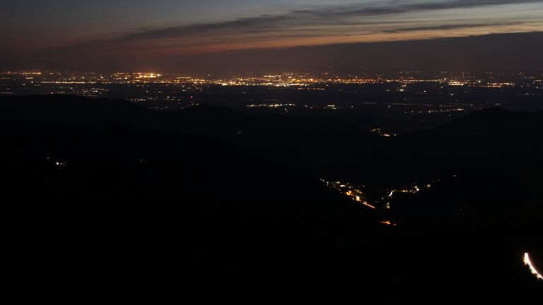 Dieses Bild zeigt eine Webcam-Aufnahme vom Achertal, aufgenommen am Freitag, den 08.08.2025 um 22:10 Uhr. Die Temperatur betrug 21.3°C.