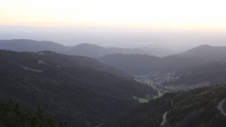 Dieses Bild zeigt eine Webcam-Aufnahme vom Achertal, aufgenommen am Sonntag, den 17.08.2025 um 20:50 Uhr. Die Temperatur betrug 14.6°C.