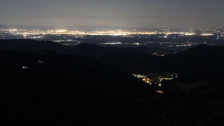 Dieses Bild zeigt eine Webcam-Aufnahme vom Achertal, aufgenommen am Sonntag, den 05.04.2026 um 05:30 Uhr. Die Temperatur betrug 9.7°C.