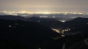 Dieses Bild zeigt eine Webcam-Aufnahme vom Achertal, aufgenommen am Donnerstag, den 26.02.2026 um 20:30 Uhr. Die Temperatur betrug 10.7°C.