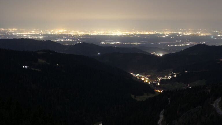 Dieses Bild zeigt eine Webcam-Aufnahme vom Achertal, aufgenommen am Donnerstag, den 26.02.2026 um 20:30 Uhr. Die Temperatur betrug 10.7°C.