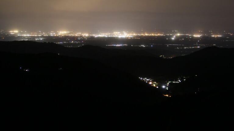 Dieses Bild zeigt eine Webcam-Aufnahme vom Achertal, aufgenommen am Samstag, den 03.05.2025 um 03:30 Uhr. Die Temperatur betrug 15.4°C.
