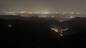 Dieses Bild zeigt eine Webcam-Aufnahme vom Achertal, aufgenommen am Freitag, den 14.11.2025 um 21:30 Uhr. Die Temperatur betrug 13.4°C.