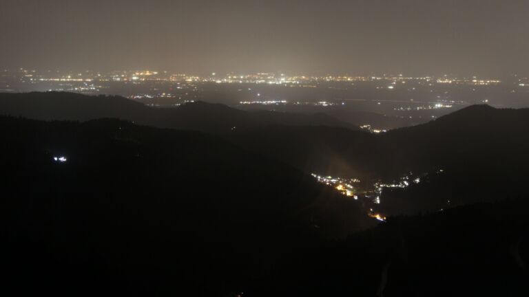 Dieses Bild zeigt eine Webcam-Aufnahme vom Achertal, aufgenommen am Freitag, den 14.11.2025 um 21:30 Uhr. Die Temperatur betrug 13.4°C.