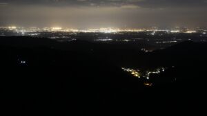 Dieses Bild zeigt eine Webcam-Aufnahme vom Achertal, aufgenommen am Montag, den 20.04.2026 um 23:30 Uhr. Die Temperatur betrug 3.4°C.