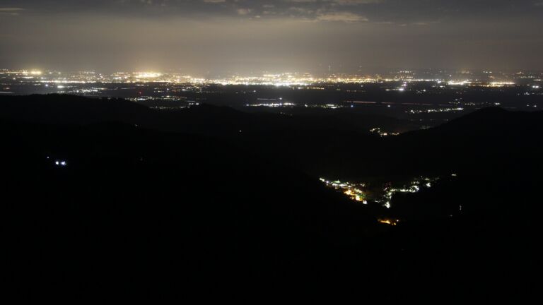 Dieses Bild zeigt eine Webcam-Aufnahme vom Achertal, aufgenommen am Montag, den 20.04.2026 um 23:30 Uhr. Die Temperatur betrug 3.4°C.