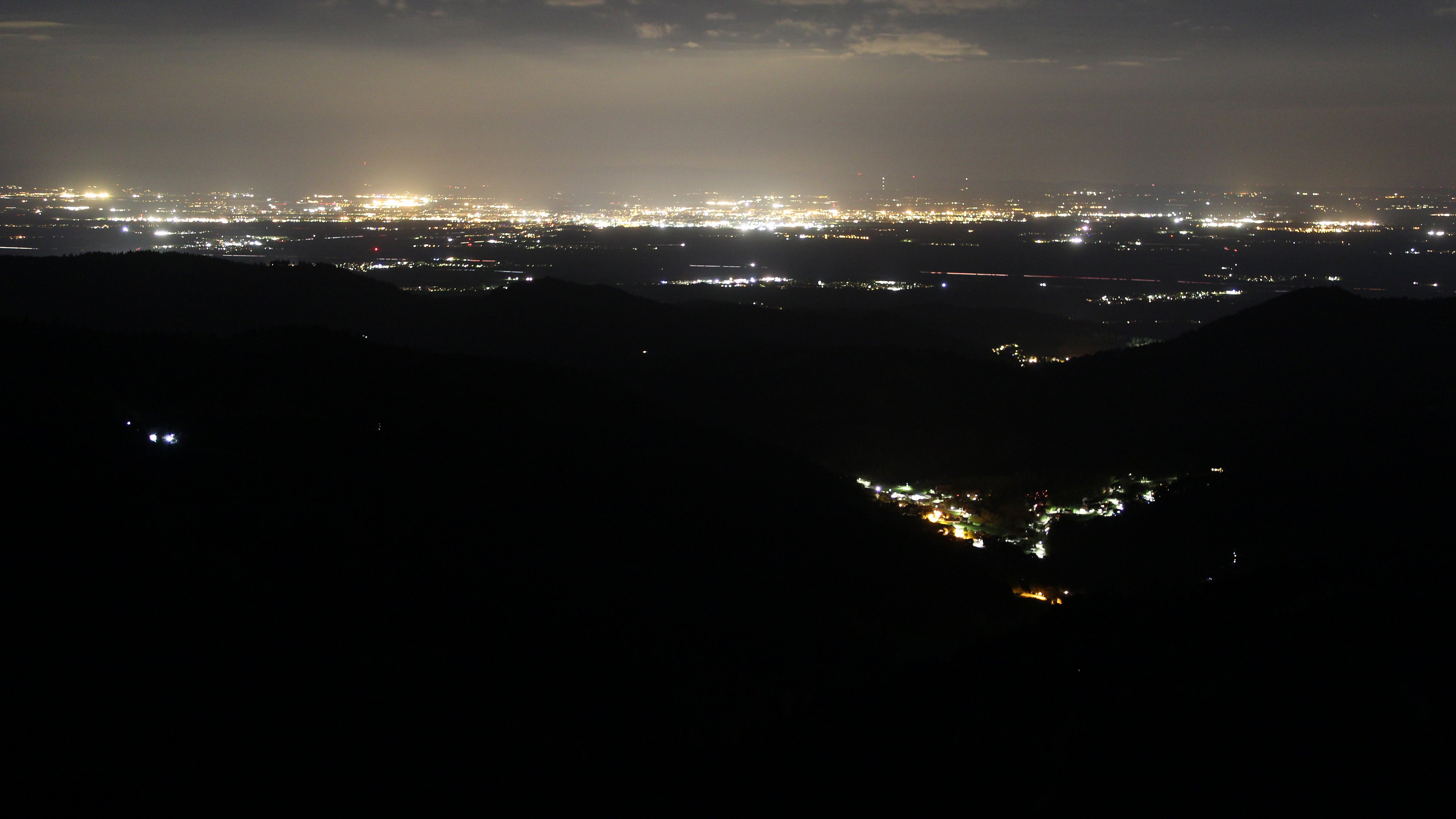 Dieses Bild zeigt eine Webcam-Aufnahme vom Achertal, aufgenommen am Montag, den 20.04.2026 um 23:30 Uhr. Die Temperatur betrug 3.4°C.