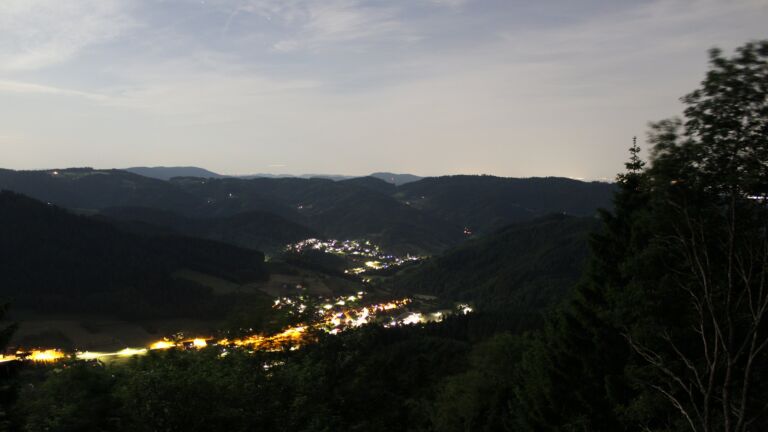 Dieses Bild zeigt eine Webcam-Aufnahme vom Achertal, aufgenommen am Freitag, den 29.05.2026 um 23:20 Uhr. Die Temperatur betrug 21.4°C.