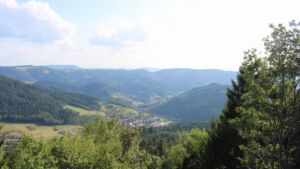 Dieses Bild zeigt eine Webcam-Aufnahme vom Achertal, aufgenommen am Mittwoch, den 05.08.2026 um 18:10 Uhr. Die Temperatur betrug 32°C.