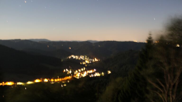 Dieses Bild zeigt eine Webcam-Aufnahme vom Achertal, aufgenommen am Dienstag, den 28.07.2026 um 22:50 Uhr. Die Temperatur betrug 23.4°C.