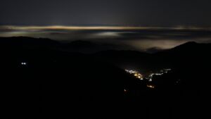 Dieses Bild zeigt eine Webcam-Aufnahme vom Achertal, aufgenommen am Sonntag, den 28.12.2025 um 03:00 Uhr. Die Temperatur betrug 2.1°C.