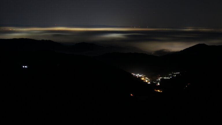 Dieses Bild zeigt eine Webcam-Aufnahme vom Achertal, aufgenommen am Sonntag, den 28.12.2025 um 03:00 Uhr. Die Temperatur betrug 2.1°C.