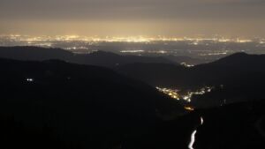 Dieses Bild zeigt eine Webcam-Aufnahme vom Achertal, aufgenommen am Dienstag, den 24.03.2026 um 21:00 Uhr. Die Temperatur betrug 7°C.