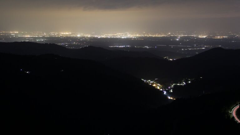 Dieses Bild zeigt eine Webcam-Aufnahme vom Achertal, aufgenommen am Samstag, den 17.05.2025 um 22:40 Uhr. Die Temperatur betrug 8.2°C.