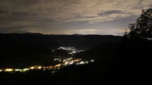 Dieses Bild zeigt eine Webcam-Aufnahme vom Achertal, aufgenommen am Montag, den 18.05.2026 um 23:30 Uhr. Die Temperatur betrug 9°C.