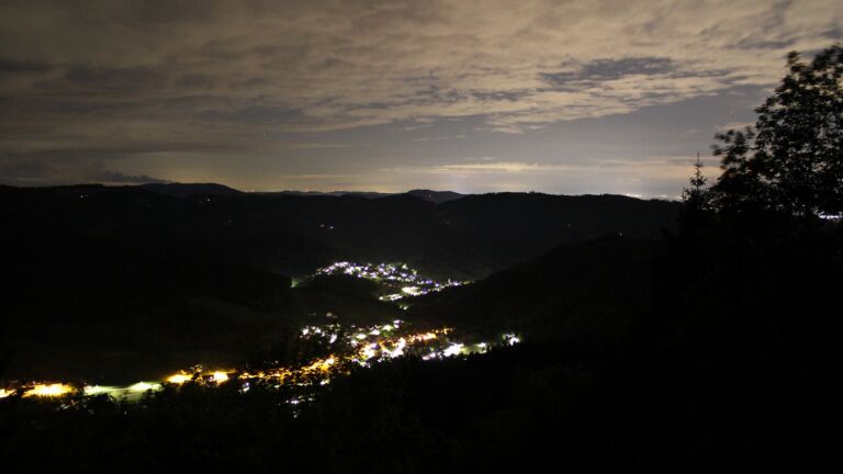 Dieses Bild zeigt eine Webcam-Aufnahme vom Achertal, aufgenommen am Montag, den 18.05.2026 um 23:30 Uhr. Die Temperatur betrug 9°C.