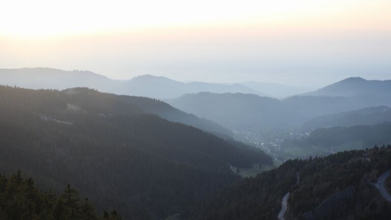 Dieses Bild zeigt eine Webcam-Aufnahme vom Achertal, aufgenommen am Samstag, den 07.03.2026 um 18:00 Uhr. Die Temperatur betrug 10.8°C.