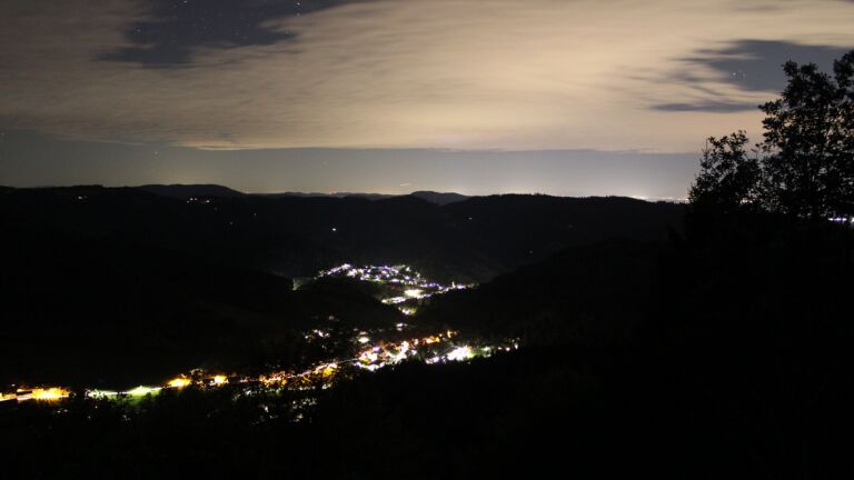 Dieses Bild zeigt eine Webcam-Aufnahme vom Achertal, aufgenommen am Dienstag, den 13.10.2026 um 05:30 Uhr. Die Temperatur betrug 10.8°C.