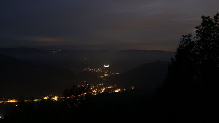 Dieses Bild zeigt eine Webcam-Aufnahme vom Achertal, aufgenommen am Dienstag, den 20.10.2026 um 19:20 Uhr. Die Temperatur betrug 10.7°C.