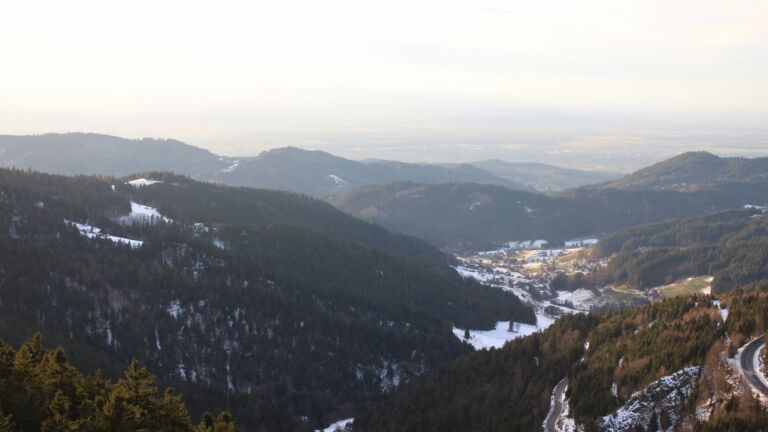 Dieses Bild zeigt eine Webcam-Aufnahme vom Achertal, aufgenommen am Dienstag, den 13.01.2026 um 16:10 Uhr. Die Temperatur betrug 7.1°C.