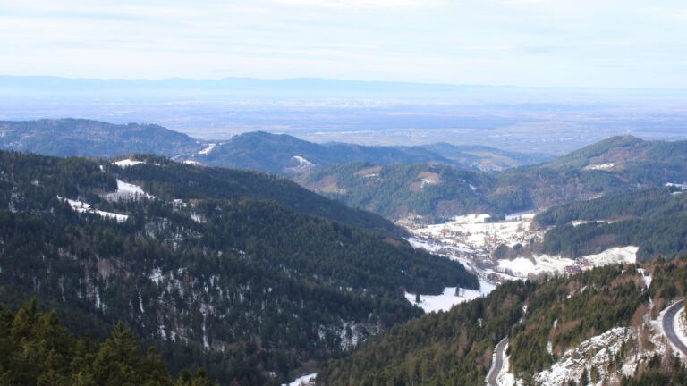 Dieses Bild zeigt eine Webcam-Aufnahme vom Achertal, aufgenommen am Dienstag, den 13.01.2026 um 12:10 Uhr. Die Temperatur betrug 6.3°C.