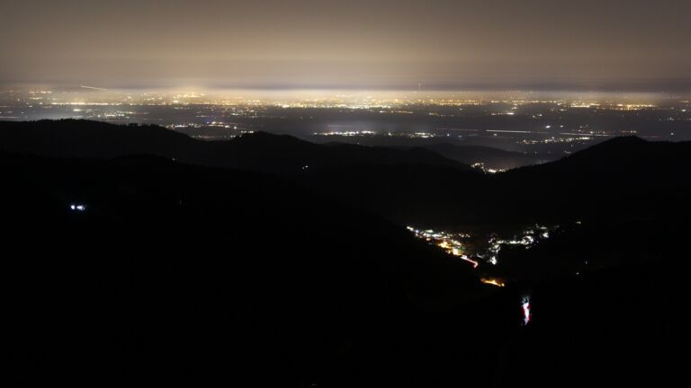 Dieses Bild zeigt eine Webcam-Aufnahme vom Achertal, aufgenommen am Freitag, den 06.03.2026 um 22:30 Uhr. Die Temperatur betrug 10°C.