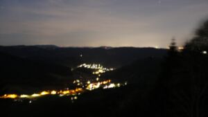 Dieses Bild zeigt eine Webcam-Aufnahme vom Achertal, aufgenommen am Montag, den 08.06.2026 um 03:30 Uhr. Die Temperatur betrug 15.7°C.