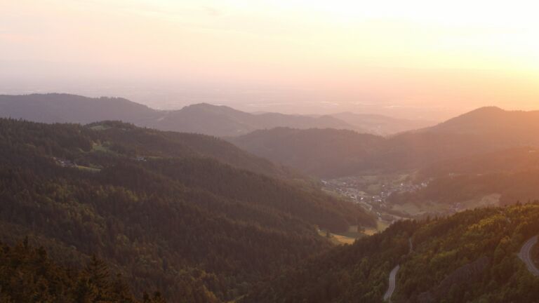 Dieses Bild zeigt eine Webcam-Aufnahme vom Achertal, aufgenommen am Montag, den 19.05.2025 um 20:50 Uhr. Die Temperatur betrug 13.5°C.