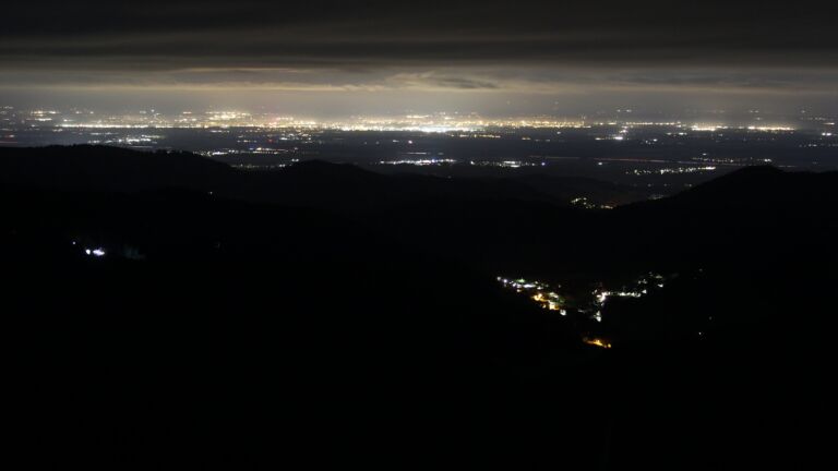 Dieses Bild zeigt eine Webcam-Aufnahme vom Achertal, aufgenommen am Dienstag, den 11.11.2025 um 03:00 Uhr. Die Temperatur betrug 4.9°C.