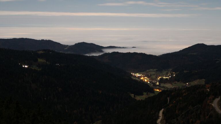 Dieses Bild zeigt eine Webcam-Aufnahme vom Achertal, aufgenommen am Samstag, den 08.11.2025 um 04:30 Uhr. Die Temperatur betrug 6.6°C.