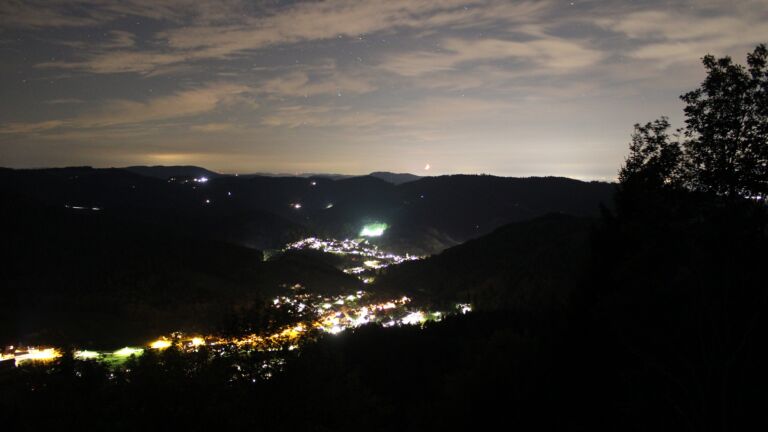 Dieses Bild zeigt eine Webcam-Aufnahme vom Achertal, aufgenommen am Freitag, den 16.10.2026 um 21:30 Uhr. Die Temperatur betrug 16.2°C.
