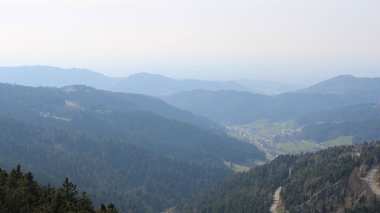 Dieses Bild zeigt eine Webcam-Aufnahme vom Achertal, aufgenommen am Dienstag, den 24.03.2026 um 15:00 Uhr. Die Temperatur betrug 8.7°C.