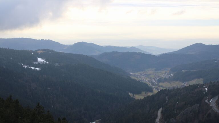 Dieses Bild zeigt eine Webcam-Aufnahme vom Achertal, aufgenommen am Sonntag, den 01.02.2026 um 16:30 Uhr. Die Temperatur betrug 2.8°C.