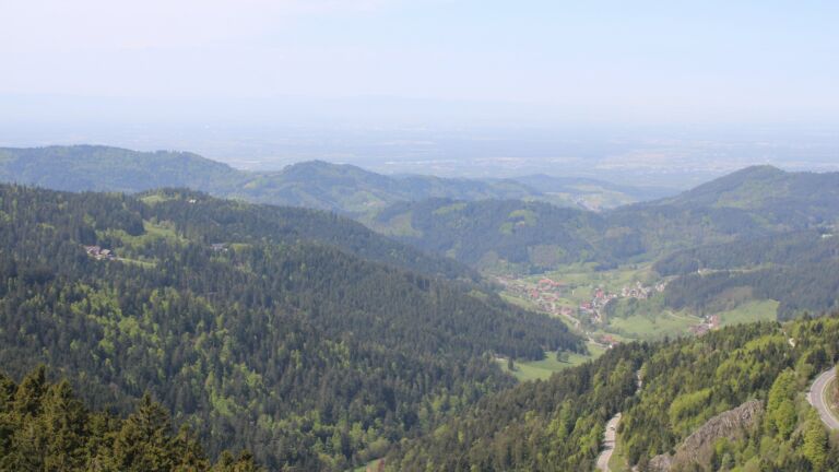 Dieses Bild zeigt eine Webcam-Aufnahme vom Achertal, aufgenommen am Dienstag, den 28.04.2026 um 12:40 Uhr. Die Temperatur betrug 13.5°C.