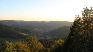 Dieses Bild zeigt eine Webcam-Aufnahme vom Achertal, aufgenommen am Sonntag, den 27.09.2026 um 18:50 Uhr. Die Temperatur betrug 26.9°C.