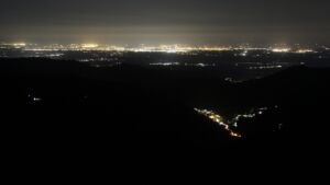 Dieses Bild zeigt eine Webcam-Aufnahme vom Achertal, aufgenommen am Montag, den 25.08.2025 um 23:30 Uhr. Die Temperatur betrug 14.9°C.