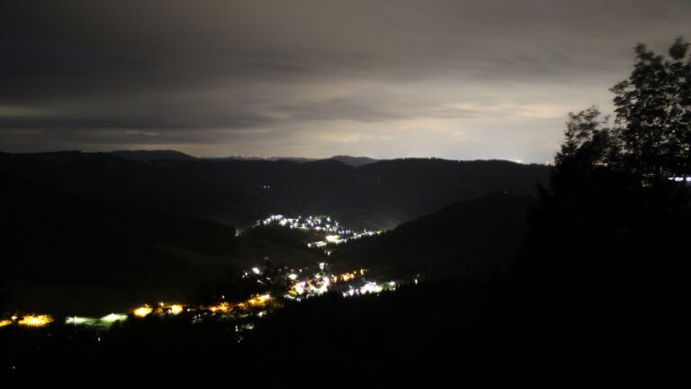 Dieses Bild zeigt eine Webcam-Aufnahme vom Achertal, aufgenommen am Montag, den 27.07.2026 um 04:10 Uhr. Die Temperatur betrug 17.5°C.