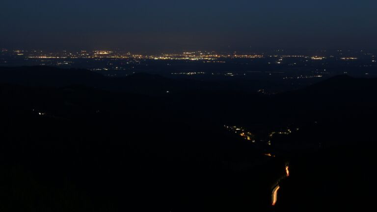 Dieses Bild zeigt eine Webcam-Aufnahme vom Achertal, aufgenommen am Sonntag, den 29.06.2025 um 04:10 Uhr. Die Temperatur betrug 18.9°C.