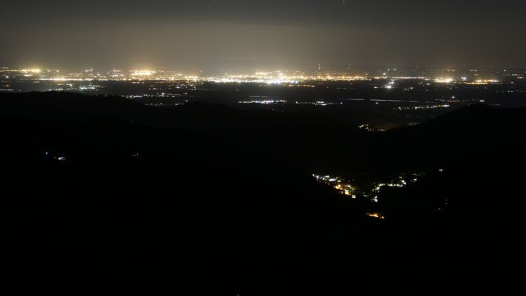 Dieses Bild zeigt eine Webcam-Aufnahme vom Achertal, aufgenommen am Freitag, den 16.05.2025 um 00:30 Uhr. Die Temperatur betrug 6.2°C.