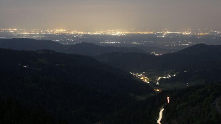 Dieses Bild zeigt eine Webcam-Aufnahme vom Achertal, aufgenommen am Donnerstag, den 08.05.2025 um 22:30 Uhr. Die Temperatur betrug 4.7°C.