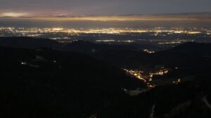 Dieses Bild zeigt eine Webcam-Aufnahme vom Achertal, aufgenommen am Donnerstag, den 01.01.2026 um 18:00 Uhr. Die Temperatur betrug -4.9°C.