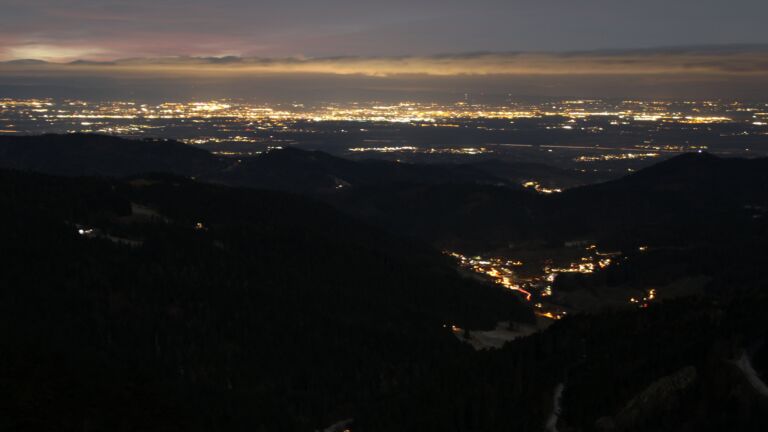 Dieses Bild zeigt eine Webcam-Aufnahme vom Achertal, aufgenommen am Donnerstag, den 01.01.2026 um 18:00 Uhr. Die Temperatur betrug -4.9°C.