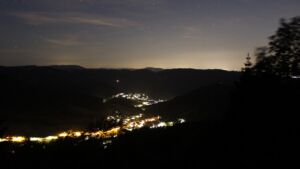 Dieses Bild zeigt eine Webcam-Aufnahme vom Achertal, aufgenommen am Sonntag, den 07.06.2026 um 23:30 Uhr. Die Temperatur betrug 15.6°C.