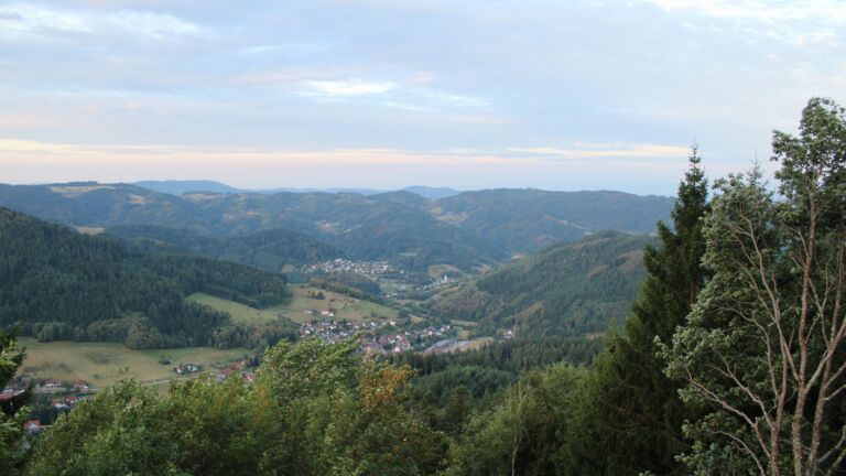 Dieses Bild zeigt eine Webcam-Aufnahme vom Achertal, aufgenommen am Montag, den 24.08.2026 um 06:50 Uhr. Die Temperatur betrug 13.5°C.