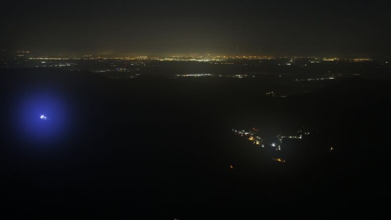 Dieses Bild zeigt eine Webcam-Aufnahme vom Achertal, aufgenommen am Donnerstag, den 18.12.2025 um 01:00 Uhr. Die Temperatur betrug 4.6°C.