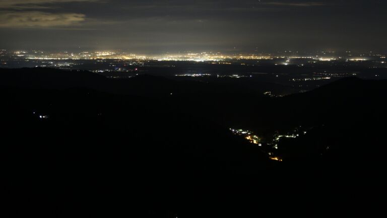 Dieses Bild zeigt eine Webcam-Aufnahme vom Achertal, aufgenommen am Sonntag, den 28.09.2025 um 01:30 Uhr. Die Temperatur betrug 6.8°C.