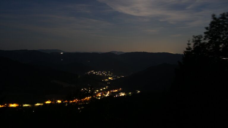 Dieses Bild zeigt eine Webcam-Aufnahme vom Achertal, aufgenommen am Montag, den 22.06.2026 um 23:10 Uhr. Die Temperatur betrug 25.2°C.