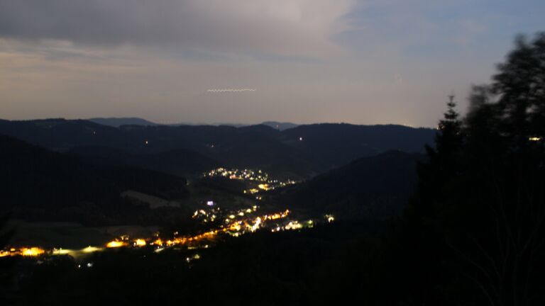 Dieses Bild zeigt eine Webcam-Aufnahme vom Achertal, aufgenommen am Freitag, den 26.06.2026 um 23:00 Uhr. Die Temperatur betrug 29.8°C.