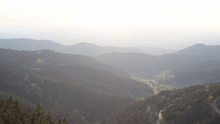 Dieses Bild zeigt eine Webcam-Aufnahme vom Achertal, aufgenommen am Donnerstag, den 16.04.2026 um 19:20 Uhr. Die Temperatur betrug 13.1°C.